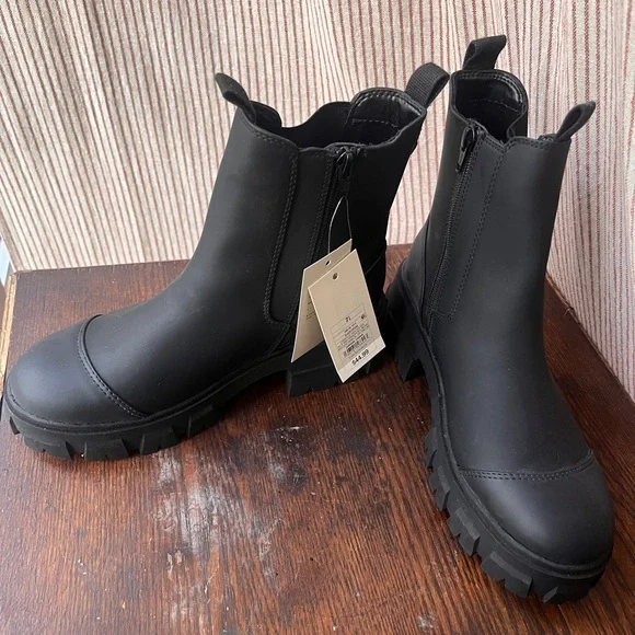 a new day | Shoes | Nwt Black Womens Chelsea Boots Size 75  display picture 1